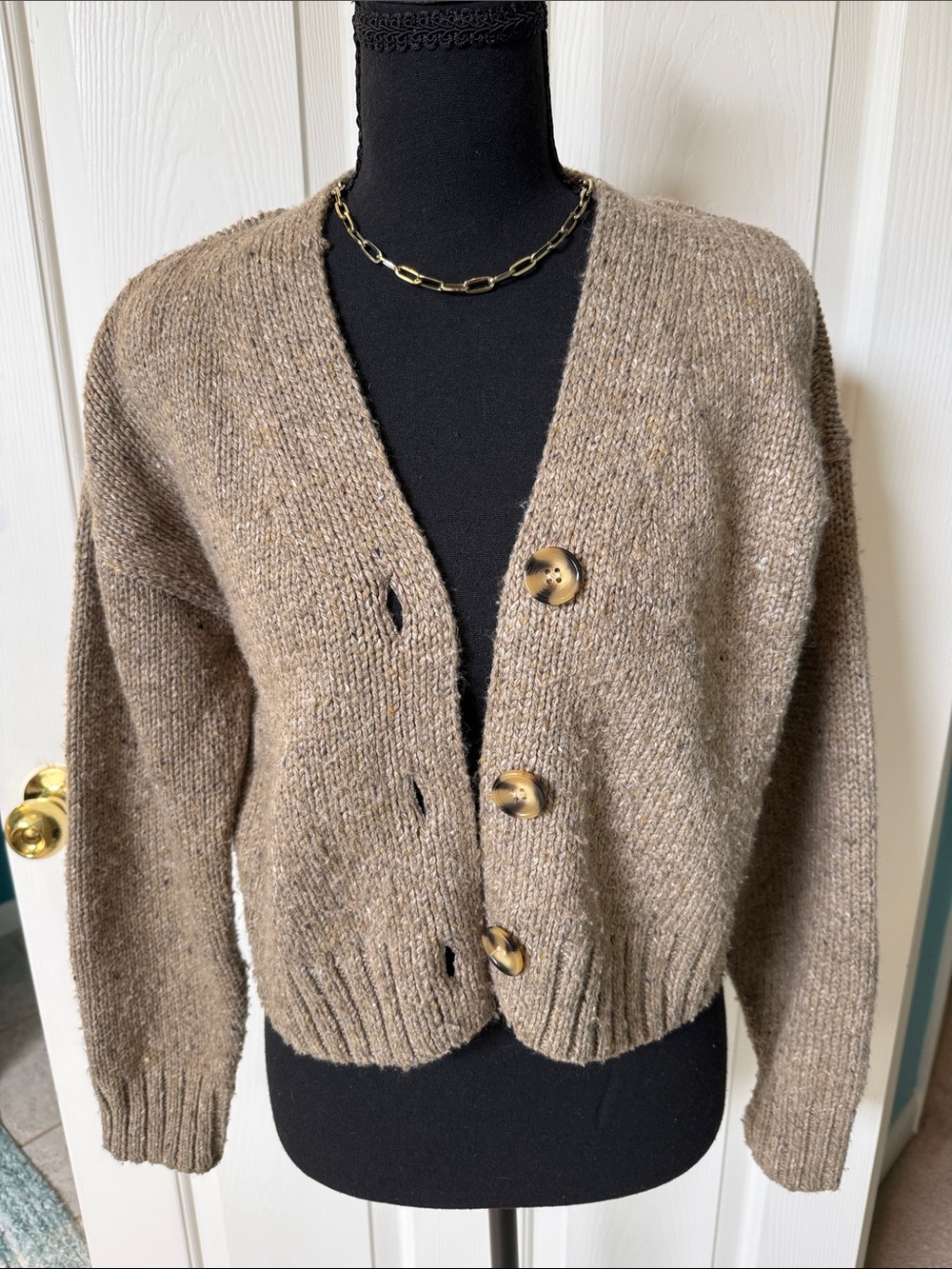Halston Chunky Cropped Knit Cardigan Sweater Tan V-Neck Tortoise Button EUC XS